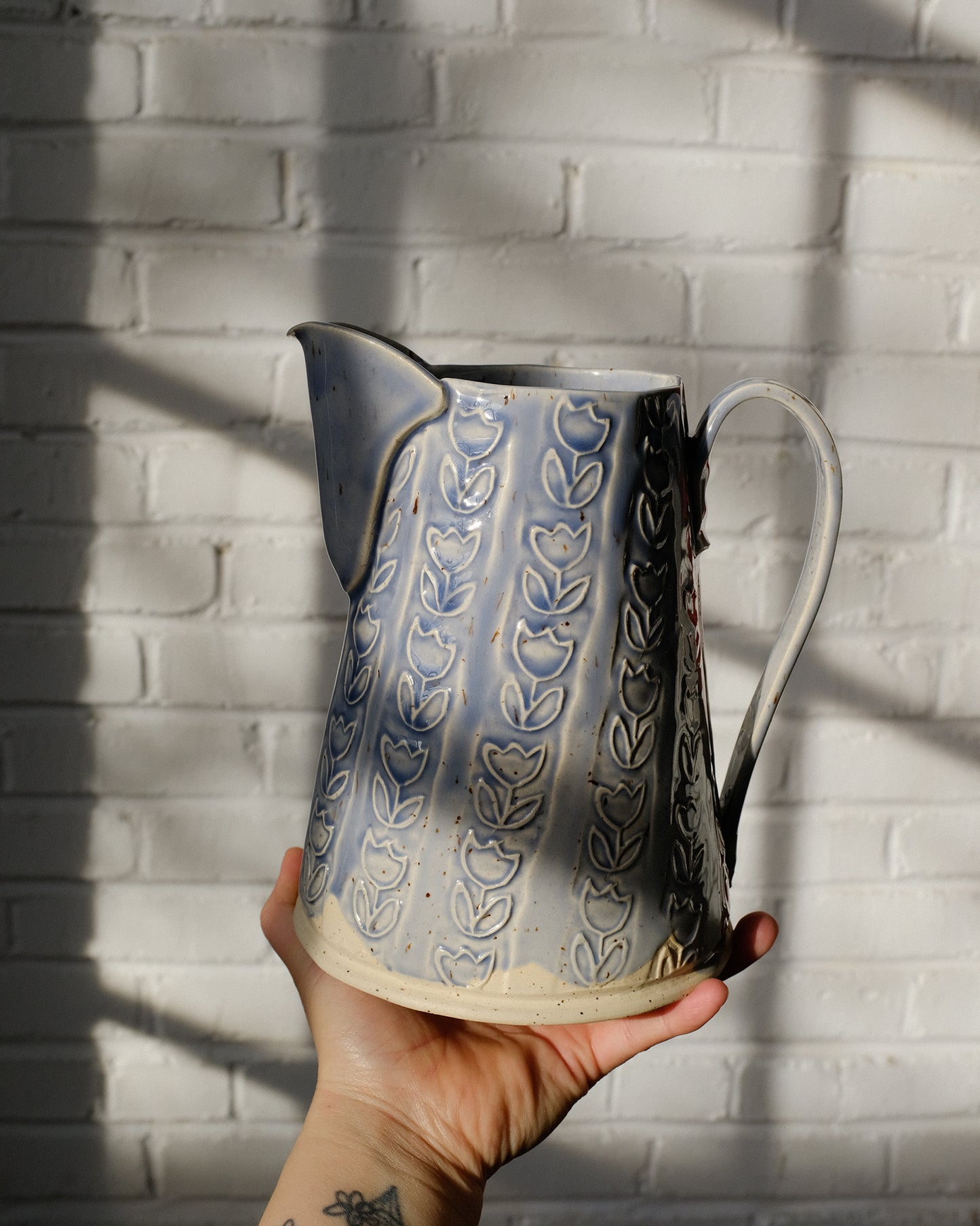 pichet à motifs estampés