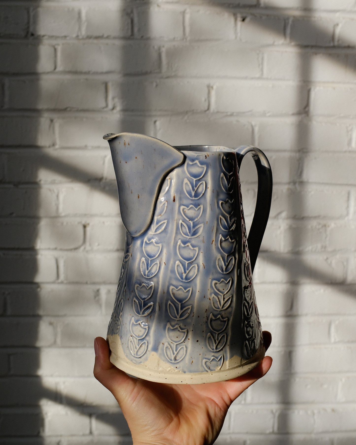 pichet à motifs estampés