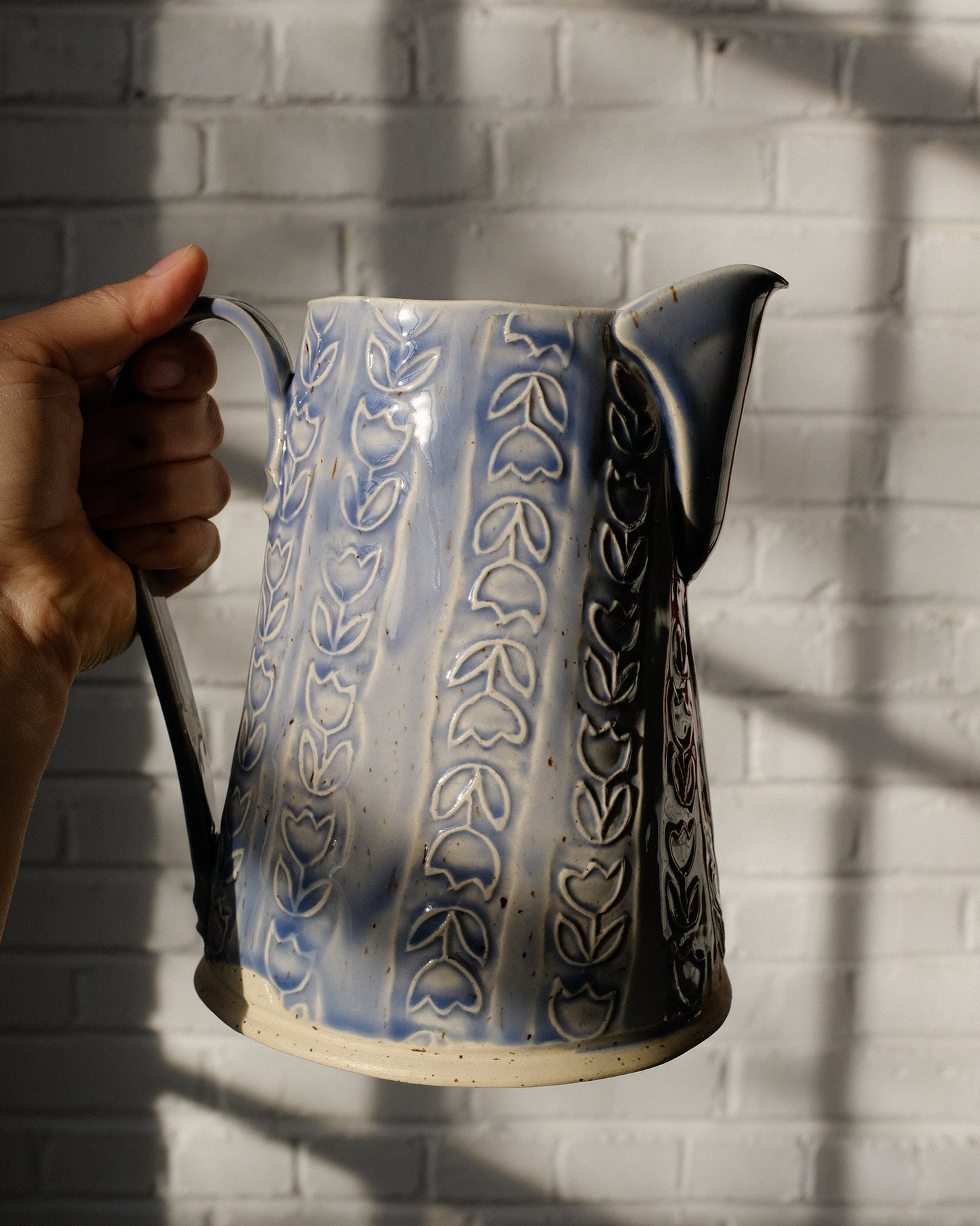 pichet à motifs estampés