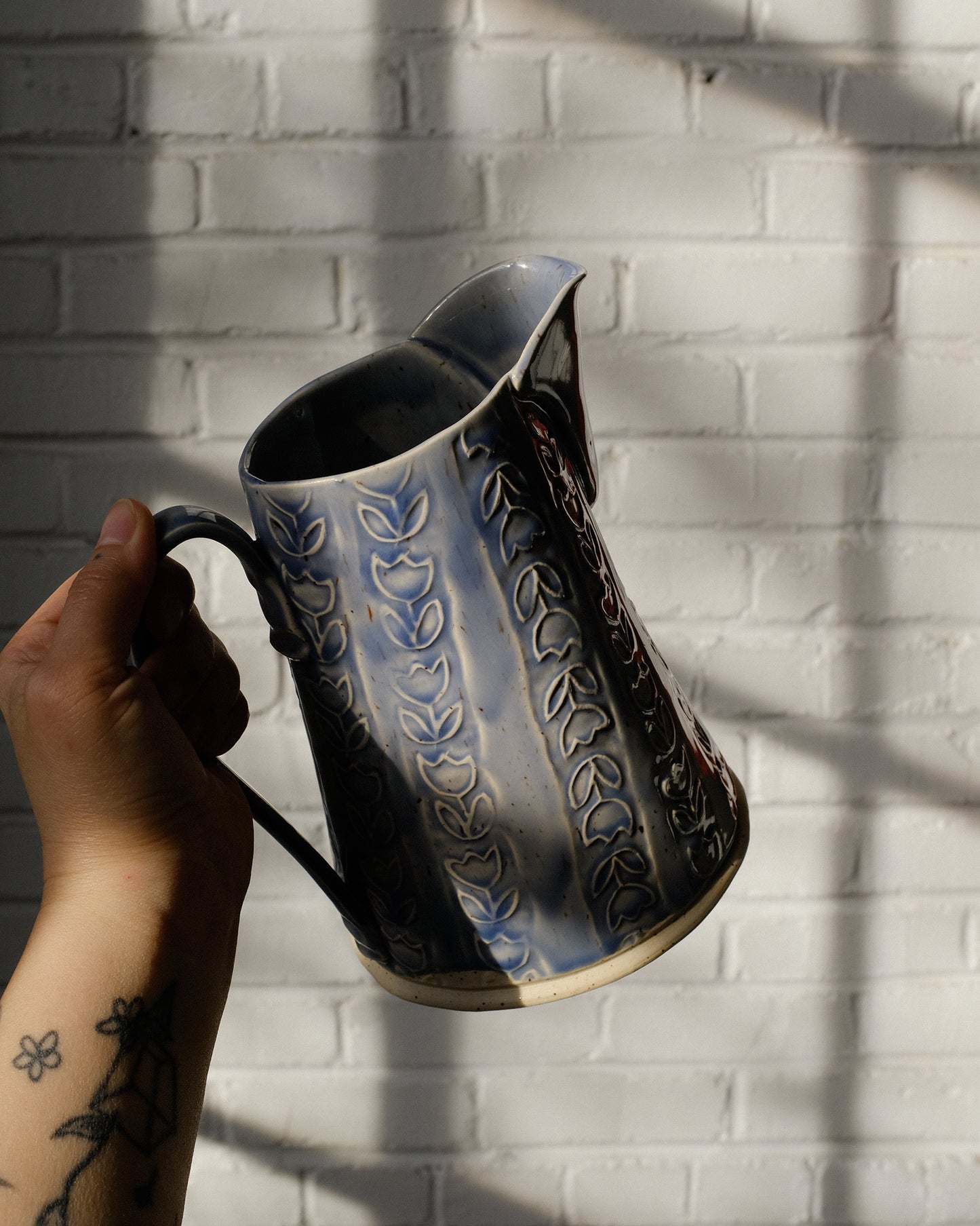 pichet à motifs estampés