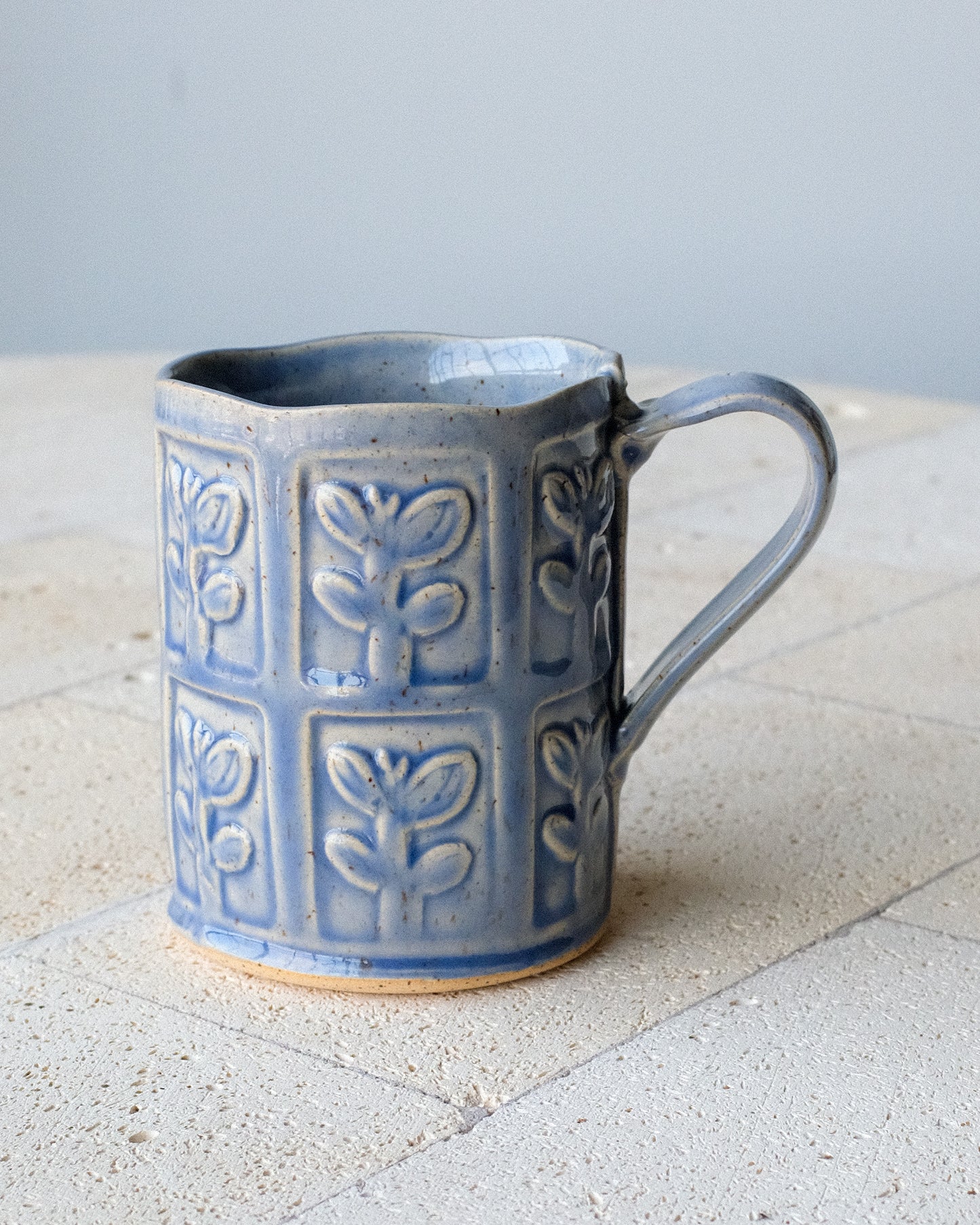 grande tasse à motifs estampé