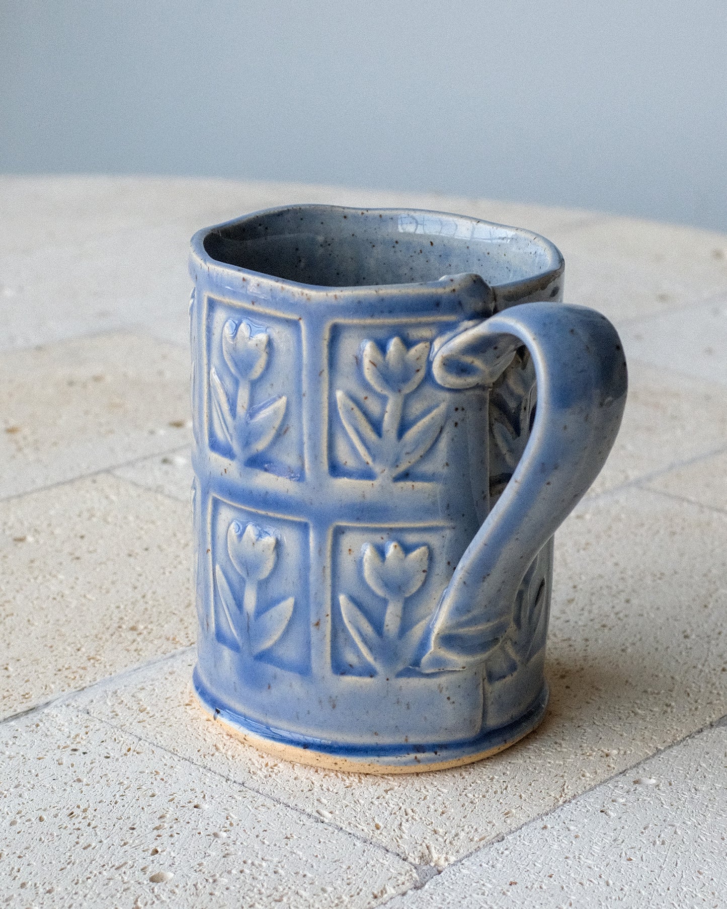 grande tasse à motifs estampé