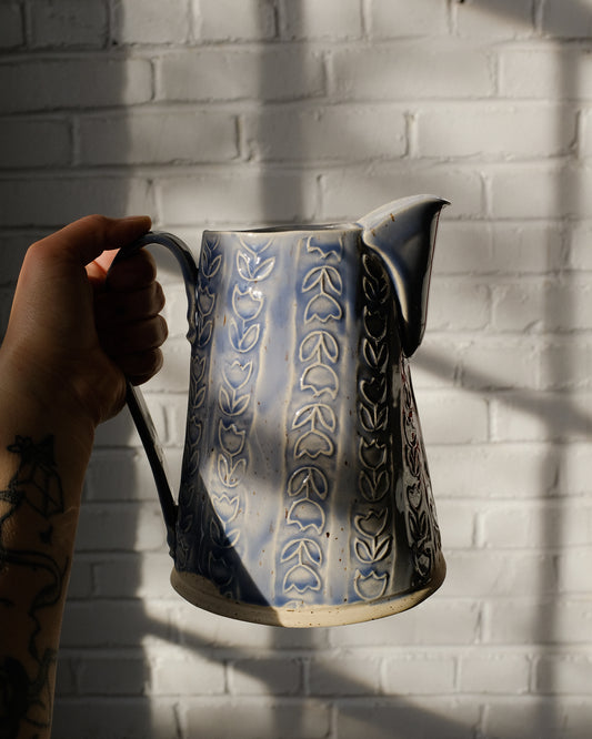 pichet à motifs estampés